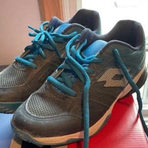 Men boy tennis shoes 6.5. Excellent!